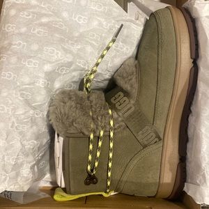 Ugg Classic Weather Hiker- Sz9 -Green